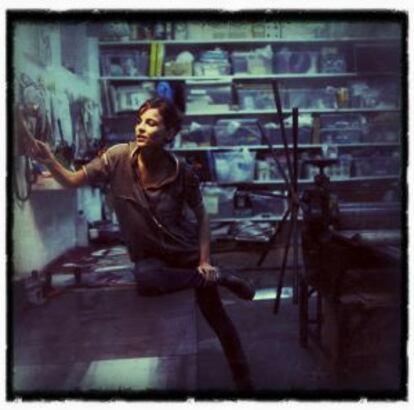 Elena Anaya fotografiada en el taller de su hermana, un lugar donde encuentra paz y energía.