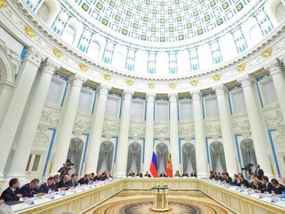 O presidente russo comanda uma reunião no Kremlin.