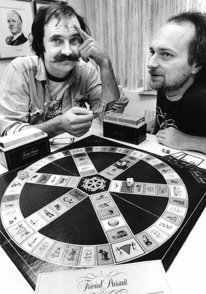 Chris Haney, a la izquierda, con Scott Abbott, jugando al Trivial Pursuit.