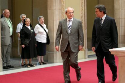 El presidente catalán, José Montilla, y Artur Mas, líder de CiU, al finalizar su reunión en el Palau de la Generalitat.