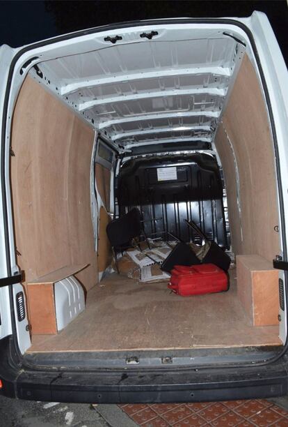 Interior de la furgoneta Renault, en la que se pueden ver la maleta, sillas y bolsas de grava.