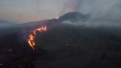 Vista aérea desde dron de la nueva colada del volcán de Cumbre Vieja desde Las Manchas. CARLOS ROSILLO