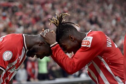 Los hermanos Iñaki y Nico Williamns celebran el tercer gol del Athletic.