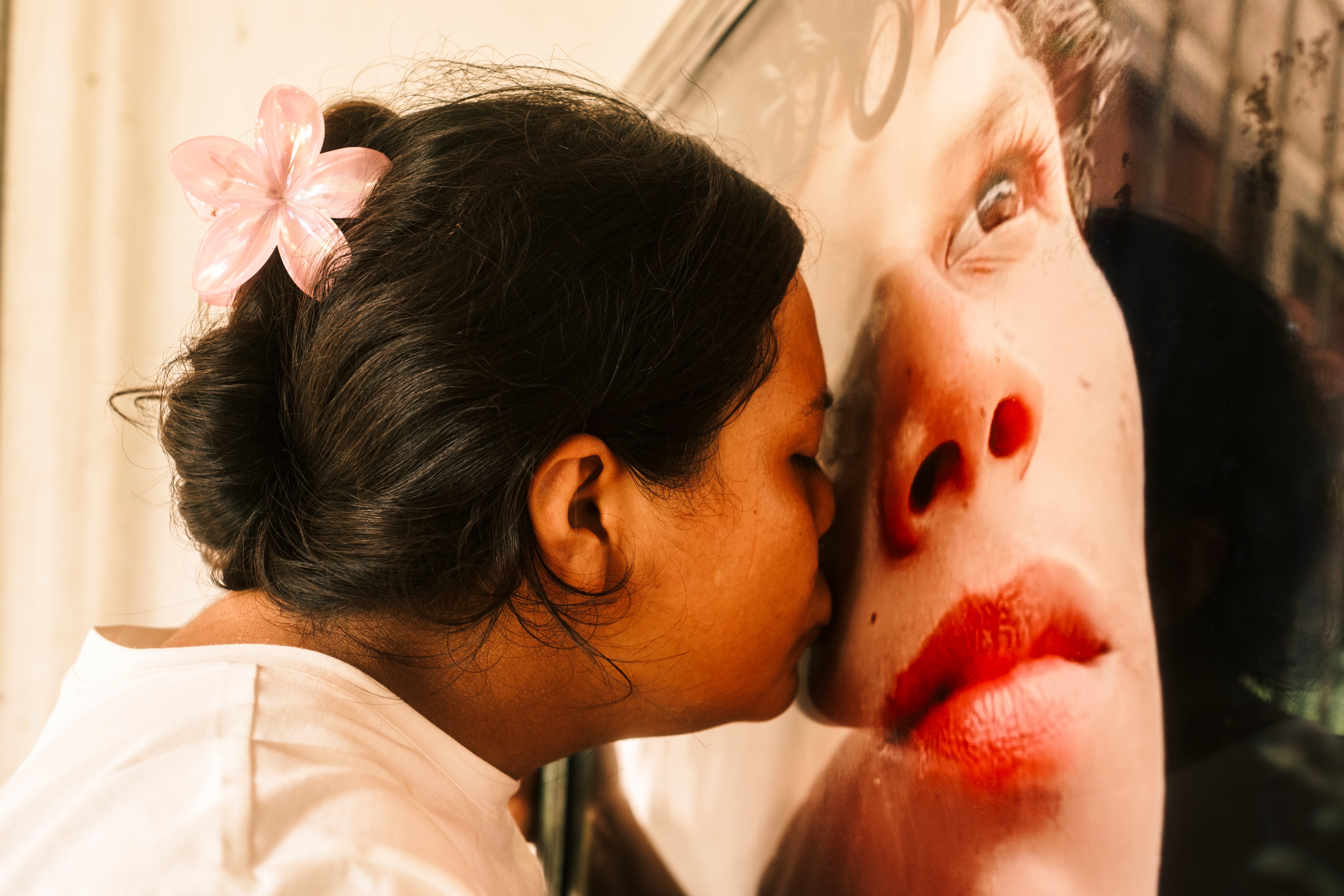 Vivana Quintero, hermana de Ricardo Martínez, besa una fotografía de su hermano, en Santa Marta, el 26 de septiembre de 2026.