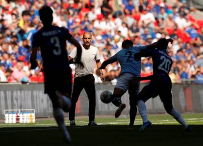 Pep Guardiola contempla una acción del partido entre Chelsea y Manchester City.