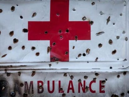 Ambulancia de Cruz Roja con orificios de bala.