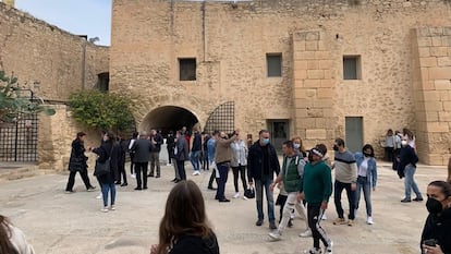 Varios visitantes caminan en el interior del castillo de Santa Bárbara de Alicante.