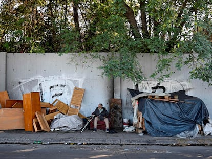 Un hombre sin hogar en una calle de Buenos Aires.