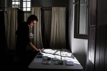 La República en Marcha ha presentado un total de 530 candidatos a las elecciones legislativas, de los cuales la gran mayoría procede de la sociedad civil, en cumplimiento de la renovación política que promueve Macron. En la imagen, Najat-Belkacem, ex ministra francesa de Educación y candidata por el Partido Socialista, selecciona una papeleta en Velleurbanne.