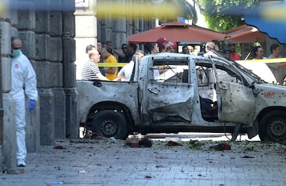 Diez minutos después, otro terrorista suicida se ha hecho estallar cerca de una comisaría en la capital tunecina y ha dejado otros dos policías heridos, según fuentes de Seguridad. En la imagen, varias personas, en la calle de Charles de Gaulle tras la explosión de este jueves.