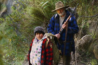 Hunt for the wilderpeople

Un hito del cine neozelandés que permitió a su director, Taika Waititi, ponerse al cargo de la saga cinematográfica de Thor. Logra transformar una historia formulaica en un viaje completamente nuevo y sensible. Si no la has visto aún, ya estás tardando. De culto.