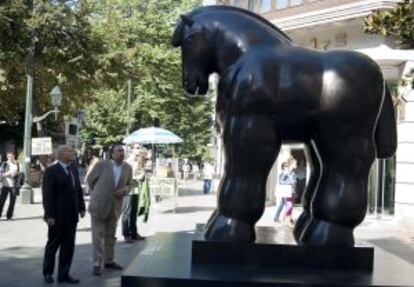 Viar (derecha), ante la escultura de Botero, junto a Gorka Martínez, director general de BBK Fundazioa.