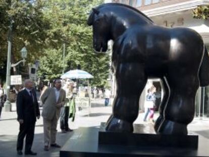Viar (derecha), ante la escultura de Botero, junto a Gorka Martínez, director general de BBK Fundazioa.