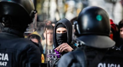 Los Mossos controlan a los encapuchados que participan en la manifestación del 21D en Barcelona.