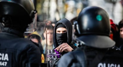 Los Mossos controlan a los encapuchados que participan en la manifestacin del 21D en Barcelona.