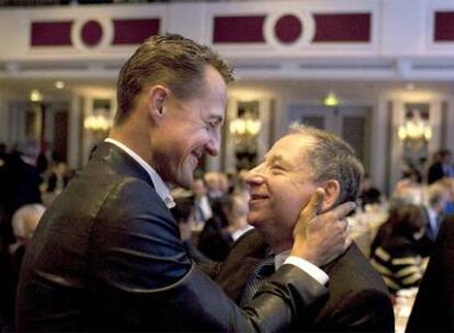 Michael Schumacher felicita a Jean Todt.
