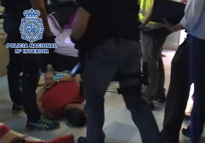 Momento de la detención de los delincuentes, durante la operación policial.