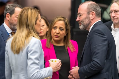 Desde la izquierda: la presidenta del Parlamento Europeo, Roberta Metsola, y los líderes de los socialdemócratas, Iratxe Garcia, y de los populares, Manfred Weber.