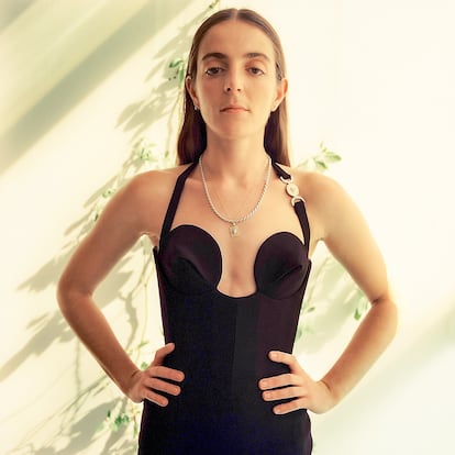 Vestido midi de lana de VERSACE y joyas de la propia Candela Capitán.