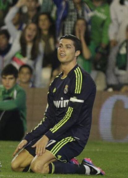 Cristiano Ronaldo on his knees during the match against Real Betis.