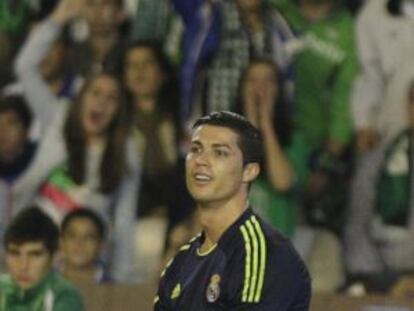 Cristiano Ronaldo on his knees during the match against Real Betis.