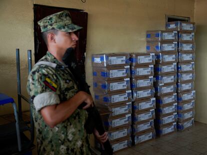 Un soldado del ejército ecuatoriano resguarda urnas electorales en Durán, Ecuador.