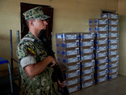 Un soldado del ejército ecuatoriano resguarda urnas electorales en Durán, Ecuador.