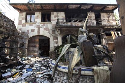 La entrada principal a la casa de Graciela y Sol. En el primer piso se encontraba la recámara de la profesora, ahora se observa un enorme agujero negro, la habitación se encuentra prácticamente calcinada. La finca tiene más de 1.000 metros cuadrados y es una de las construcciones más grandes e imponentes de la zona.