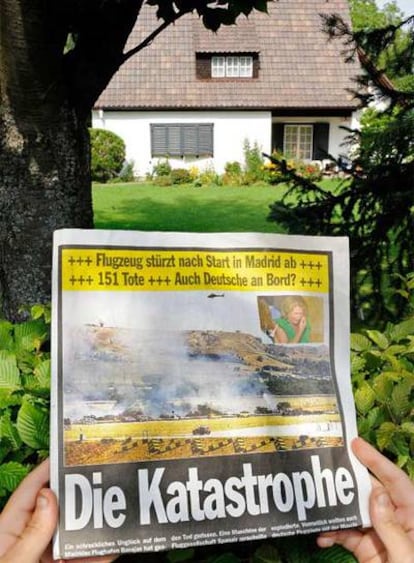 Un hombre lee la noticia del accidente frente al hogar de los Mrotzek.