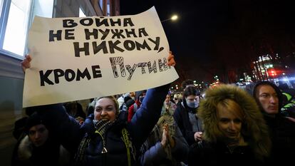 Protesta contra la ofensiva rusa en Ucrania por las calles de Moscú.