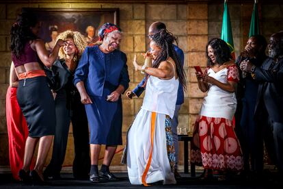 La escritora mozambiqueña Paulina Chiziane baila con la cantante Selma Uamusse y otros invitados después de recibir el Premio Camões 2021 en Lisboa. 