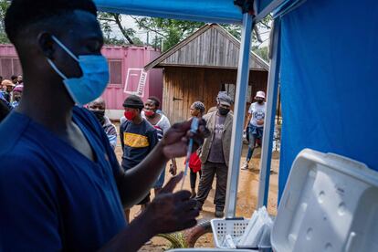 Un trabajador de la salud prepara una vacuna, en Johannesburgo.