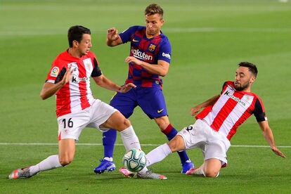 Arthur disputa el balón con Mikel Vesga y Unai López en el duelo ante el Athletic en el Camp Nou.