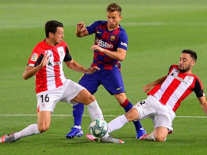 Arthur disputa el balón con Mikel Vesga y Unai López en el duelo ante el Athletic en el Camp Nou.