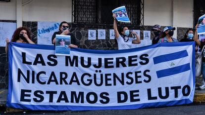 Integrantes de la colectiva feminista Volcánicas en una protesta en la embajada de Nicaragua en San José, Costa Rica.