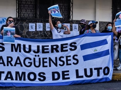 Integrantes de la colectiva feminista Volcánicas en una protesta en la embajada de Nicaragua en San José, Costa Rica.