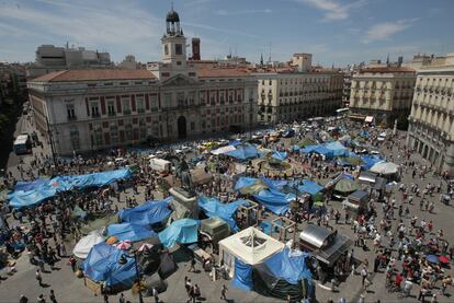 Vista del campamento que poco a poco va quitando las lonas que hasta ahora cubrían la plaza.