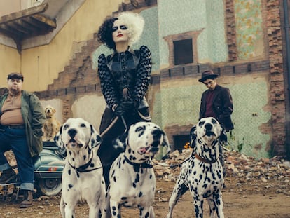 Emma Stone em 'Cruella', que se concentra na personagem malvada de '101 dálmatas'.