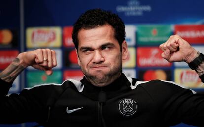 Dani Alves durante la rueda de prensa este lunes.