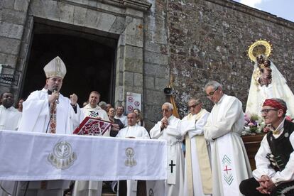 El obispo de Ciudad Rodrigo, Raúl Berzosa, actualmente en retiro temporal por razones personales, en una misa en 2015 en el santuario de la Virgen de la Peña de Francia.