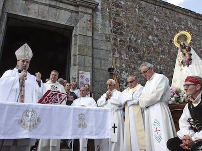 El obispo de Ciudad Rodrigo, Raúl Berzosa, actualmente en retiro temporal por razones personales, en una misa en 2015 en el santuario de la Virgen de la Peña de Francia.