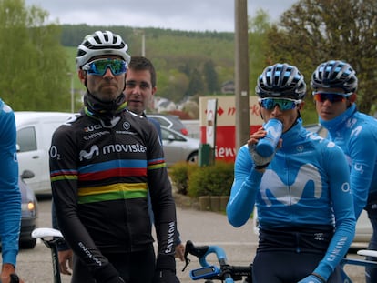 Alejandro Valverde, junto a otros ciclistas del Movistar, en un instante de la serie.