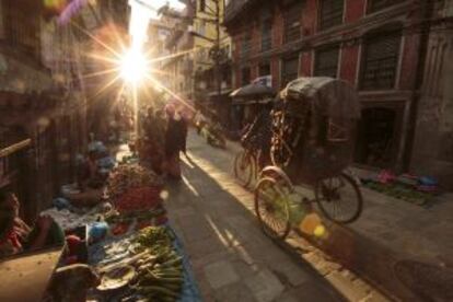 La calle de Yogbir Singh Marg, en Katmandú.