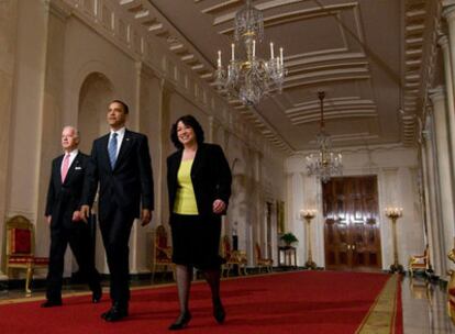 El vicepresidente Joseph Biden, Barack Obama y Sonia Sotomayor se dirigen hacia la Sala Este de la Casa Blanca para la presentación de la juez.