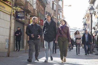 Íñigo Errejón por las calles de Leganés con su parka Ecoalf y sus gafas Wayfarer.