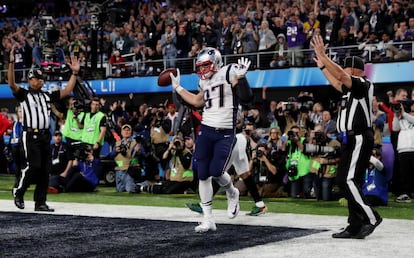 Rob Gronkowski de los  New England Patriots celebra un "touchdown" en la parte final de la Super Bowl .