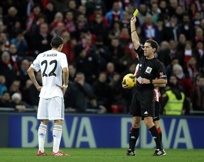 Di María ve la cartulina amarilla.