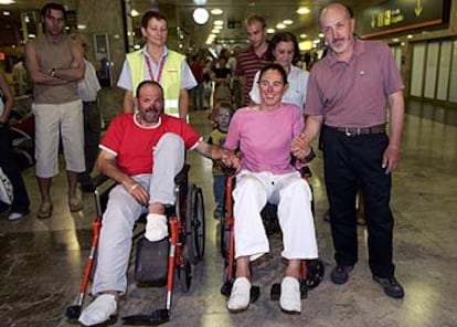 Oiarzabal y Pasabán, con Sebastián Álvaro, director del programa <i>Al filo de lo imposible,</b> a su llegada a Madrid.