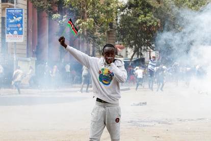 Un hombre alzaba una bandera de Kenia, en medio de las protestas este martes en Nairobi.