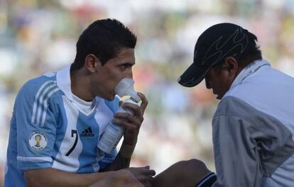 Di Mar&iacute;a inhala ox&iacute;geno en el partido ante Bolivia.